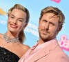 Margot Robbie fez par com Ryan Gosling em 'Barbie'. Ele foi de rosa na première, ela de preto.