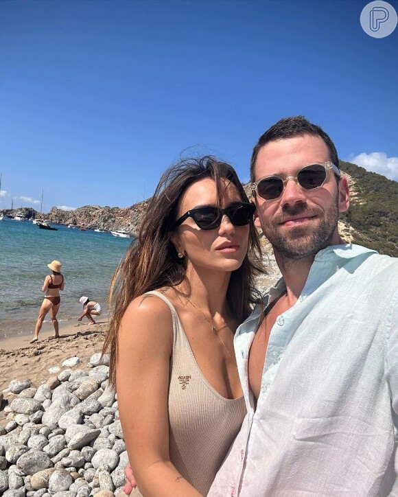 Rafa Kalimann está em Ibiza, na Espanha, com o namorado, o empresário Antônio Palhares