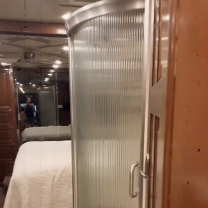 Ivete Sangalo aluga motorhome de R$ 1 milhão que conta com sala de jantar, cozinha, geladeira, micro-ondas, ventilador de teto, três aparelhos de ar-condicionado, quatro televisões, máquina de lavar e até suíte com cama de casal