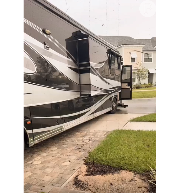 Ivete Sangalo, de férias nos Estados Unidos, aluga motorhome Classe A do modelo King Aire, da marca Newmar