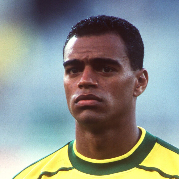 Em 1999, Denilson comprou parte dos direitos do Soweto, o maior grupo de pagode da época e que revelou Belo ao Brasil