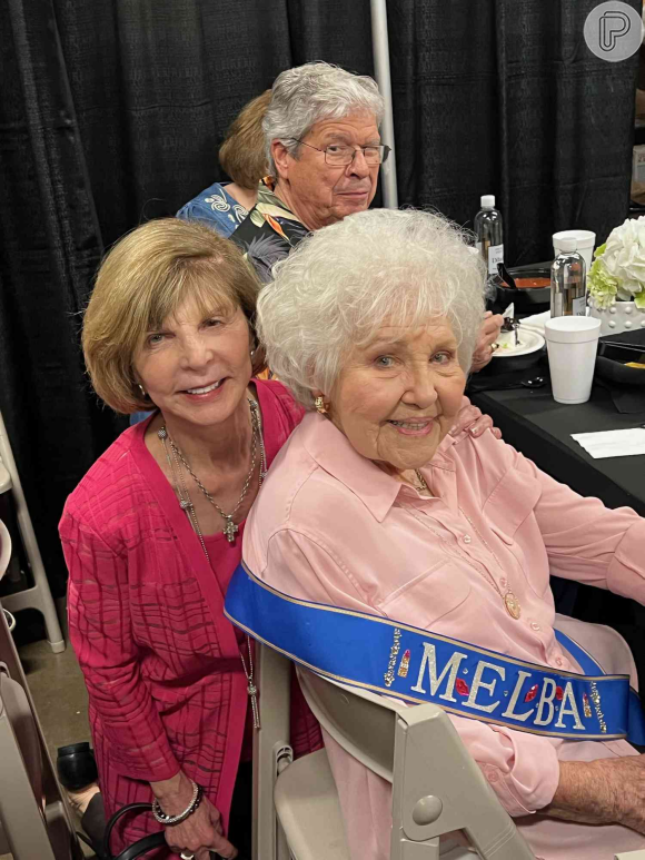 Melba Mebane ganhou festa e elogios de colegas de trabalho ao se aposentar com 90 anos