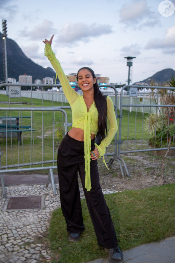 A calça cargo surgiu com neon nesse look usado por Bella Campos em festival