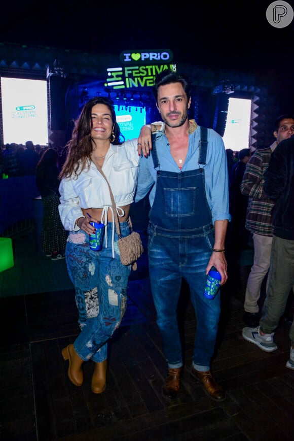 Emanuelle Araújo e o namorado, Gabriel Diniz combinaram jeans no Festival de Inverno