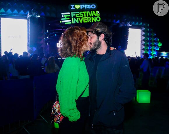 Maria Eduarda de Carvalho e o namorado se beijaram no Festival de Inverno no Rio