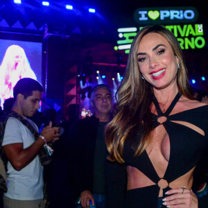 Nicole Bahls elegeu look recortado para a primeira noite do Festival de Inverno no Rio, em 14 de julho de 2023