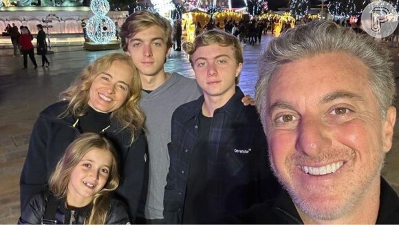 Filhos de Angélica e Luciano Huck roubam a cena em foto de família