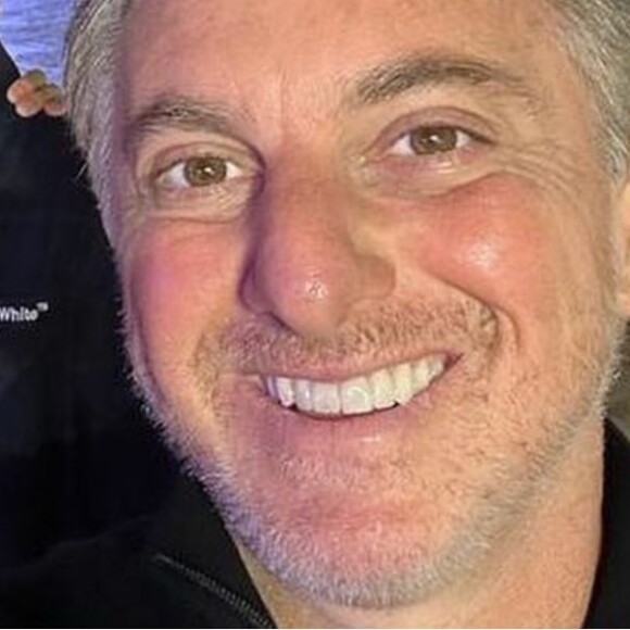 Filhos de Angélica e Luciano Huck roubam a cena em foto de família