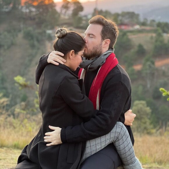 Maíra Cardi e Thiago Nigro assumiram o relacionamento há 4 meses