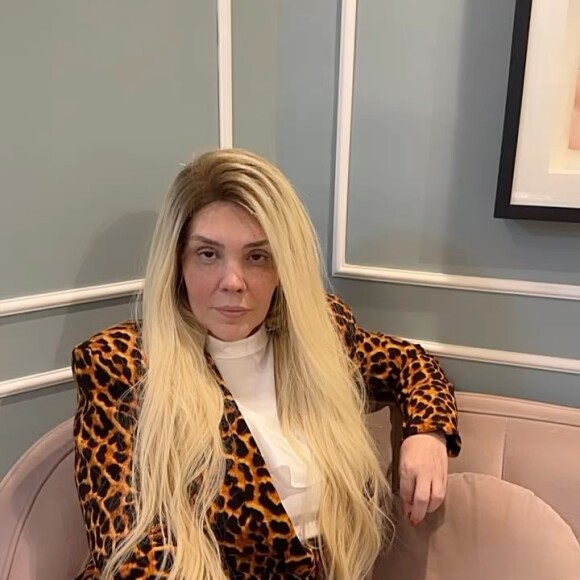 Simony curtiu comentário que afirmava que o documentário 'tem que ser retirado do ar por difamação e calúnia'