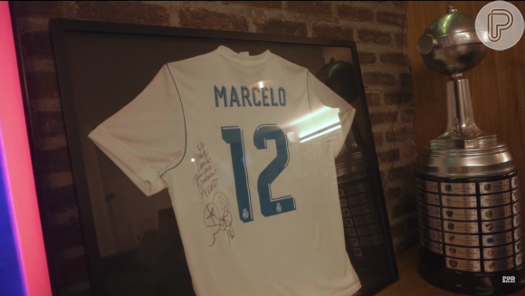 Ex-"BBB" Fred emoldurou camisa autografada pelo jogador Marcelo