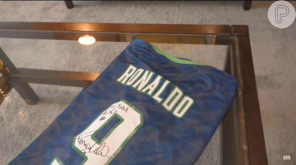 Ex-"BBB" Fred exibe camisa de futebol autografada por Ronaldo Fenômeno