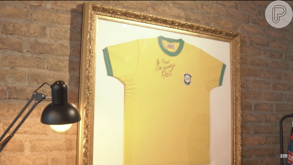 Ex-"BBB" Fred no "PodEntrar": tour mostra camisa emoldurada de Pelé