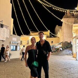 Giovanna Lancellotti e o namorado, Gabriel David, posam para foto na Itália