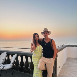 Giovanna Lancellotti e o namorado, Gabriel David, posam juntos em sacada na Itália