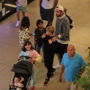 Pedro Scooby reuniu os filhos, Dom, Bem, Liz e Aurora, em passeio por shopping do Rio de Janeiro