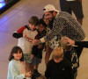 Pedro Scooby atendeu fãs durante passeio pelo shopping Village Mall, na Barra da Tijuca, Zona Oeste do Rio, em 18 de julho de 2023, enquanto a filha mais velha, Liz, interagiu com o fotógrafo