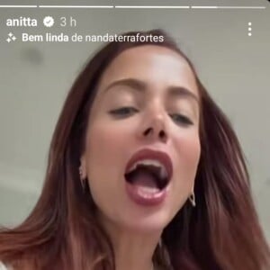 Anitta começa a gritar 'Attenzione Pickpocket' dentro da sua casa para brincar com o namorado.