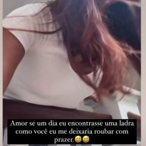 Anitta ganha declaração do namorado Simone Susinna após brincar com o meme 'Attenzione Pickpocket'.