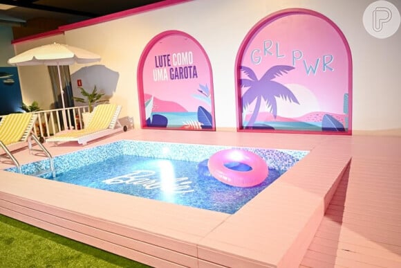 A área da piscina da Barbie Dream House Experience que fica no shopping JK Iguatemi.