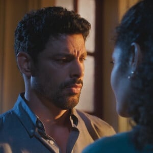 Novela 'Terra e Paixão': no capítulo de segunda-feira, 24 de julho de 2023, Aline (Barbara Reis) conta para Caio (Cauã Reymond) sobre tentativa de assassinato