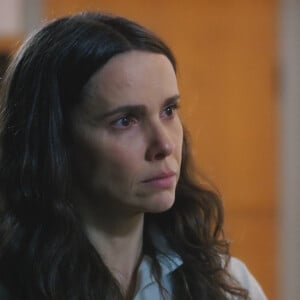 Novela 'Terra e Paixão': no capítulo de segunda-feira, 24 de julho de 2023, Lucinda (Débora Falabella) salva a vida de Aline (Barbara Reis)