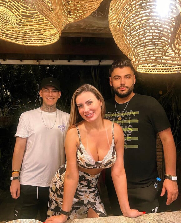 Andressa Urach está viajando com seu filho e um amigo do jovem para Maceió