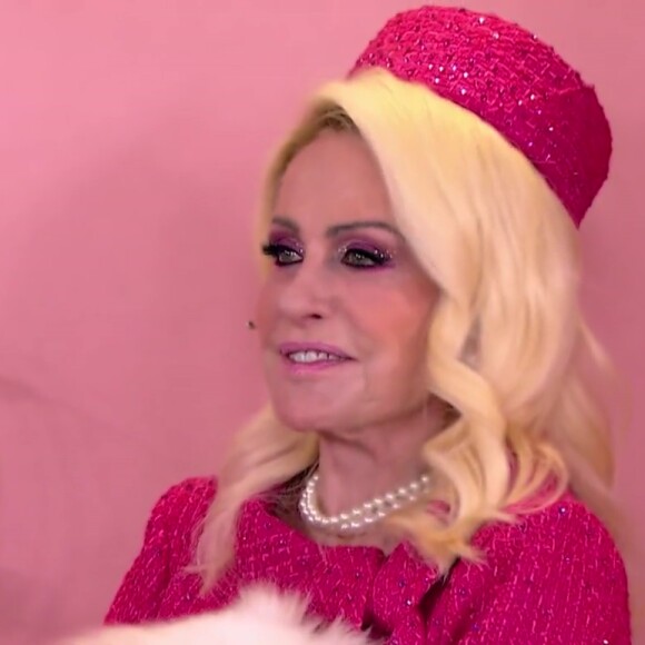 Ana Maria Braga viralizou na internet ao apresentar programa vestida de Barbie