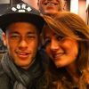 Neymar viaja à Turquia após ficar fora do prêmio Bola de Ouro, da Fifa. Craque tirou foto com fãs em Istambul