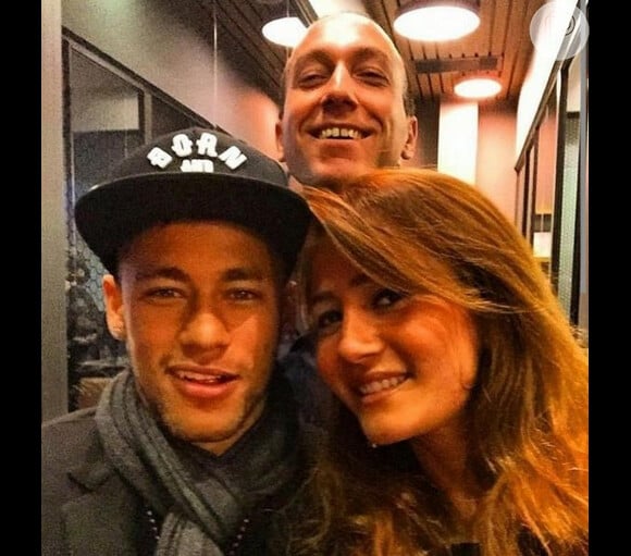 Neymar viaja à Turquia após ficar fora do prêmio Bola de Ouro, da Fifa. Craque tirou foto com fãs em Istambul