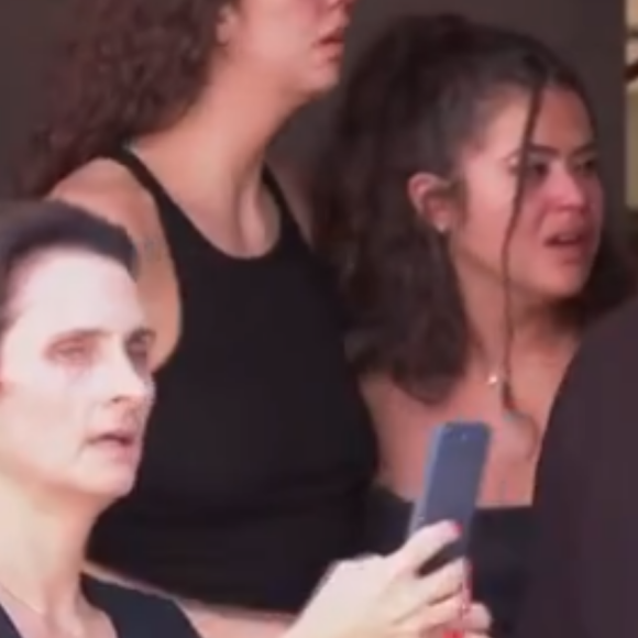 Maisa foi flagrada chorando no térreo do prédio, aparentemente, sem nenhum dano físico