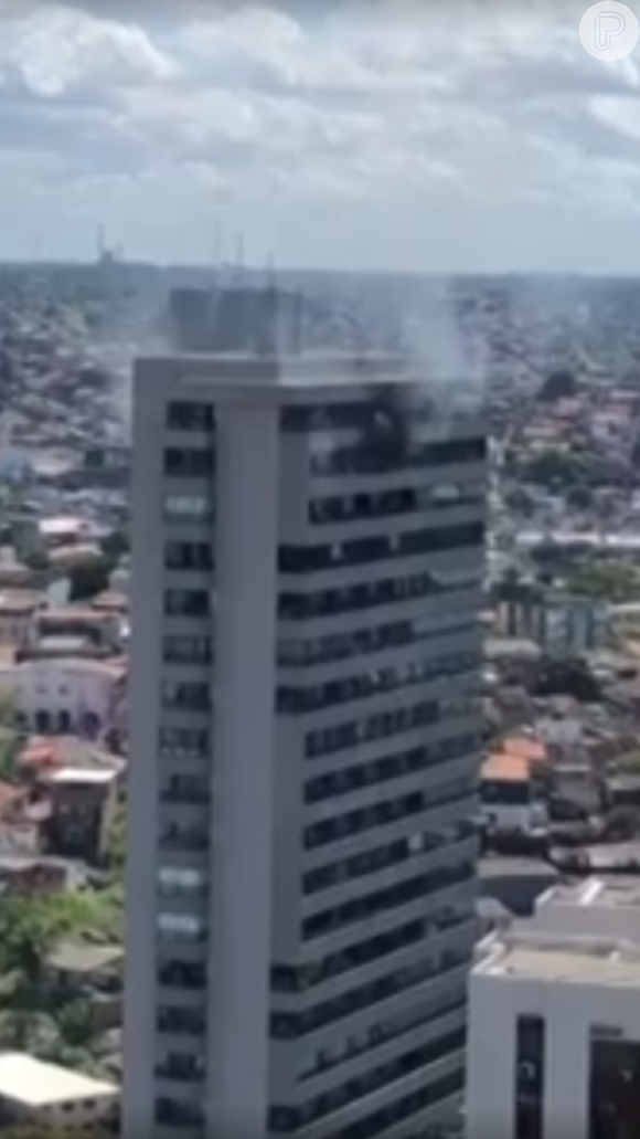 Dois jovens permaneceram no apartamento aguardando resgate dos bombeiros