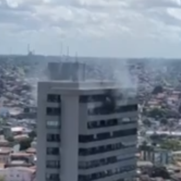 Dois jovens permaneceram no apartamento aguardando resgate dos bombeiros