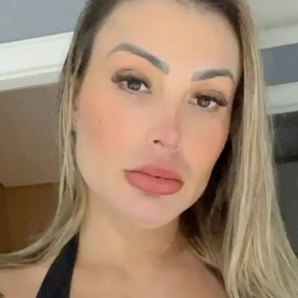 Andressa Urach está envergonhando as participantes da nova edição do Miss Bumbum pois são comparadas com a modelo, segundo apresentadora Marina Smith