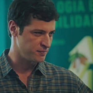 Em 'Terra e Paixão', Marino, interpretado por Leandro Lima, constantemente visita Lucinda (Débora Falabella) em seu trabalho. Ele tem se aproximado do filho dela, Cristian (Felipe Melquiades). 