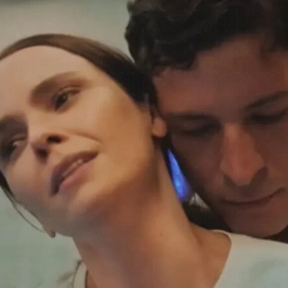 O beijo entre Lucinda  (Débora Falabella) e Marino (Leandro Lima) vai acontecer no dia 15 deste mês, após a gerente de cooperativa resistir aos encantos do delegado.