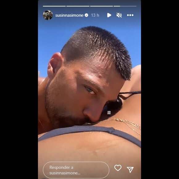 Simone Susinna apareceu beijando parte íntima de Anitta nas redes sociais