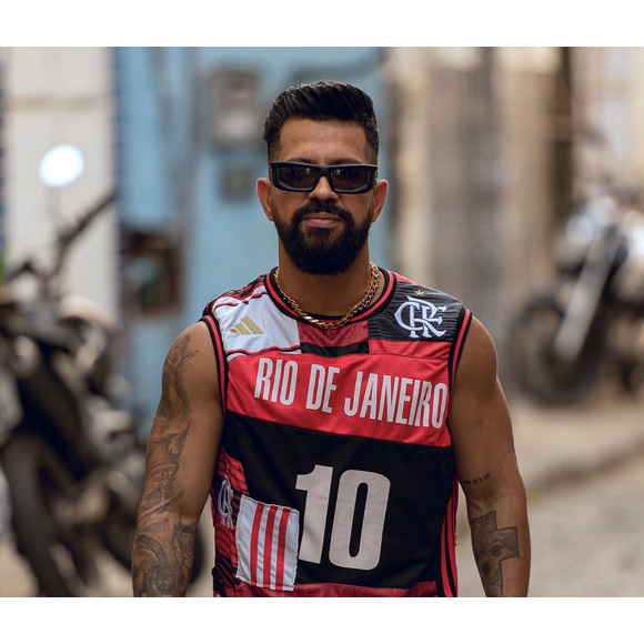 Dennis DJ foi acusado de não passar o convite de Karol G a Anitta. Rumor não confirmado foi repercutido pelo Portal Famosos