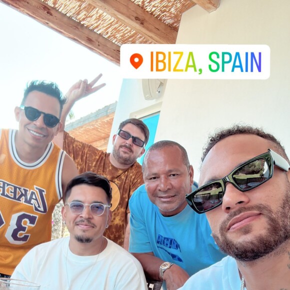 Neymar está com seus parças e seu pai em Ibiza, na Espanha