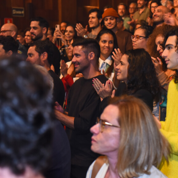 Maria Ribeiro levou seu filho mais velho João para ir ao teatro com ela.