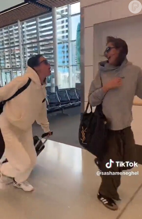 Bruna Marquezine e Sasha usando looks para se disfarçar em aeroporto