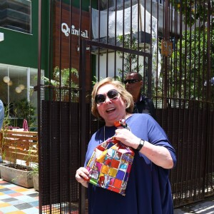 Taís Araujo tinha uma longa relação de amizade com Aracy Balabanian, a veterana foi para o primeiro aniversário de Maria Antônia e levou um presentinho.