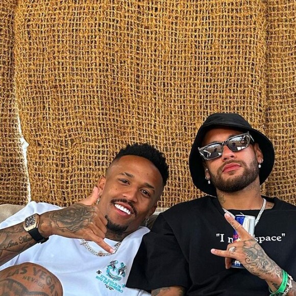 Notícia sobre transferência de Neymar acontece em meio às férias do jogador com amigos