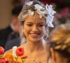 Vestido de noiva de Graça da novela 'Terra e Paixão' será marcado por um buquê de flores com cores quentes.