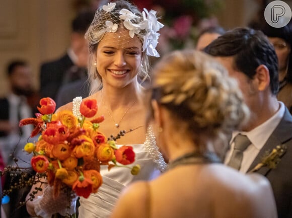 Vestido de noiva de Graça da novela 'Terra e Paixão' será marcado por um buquê de flores com cores quentes.