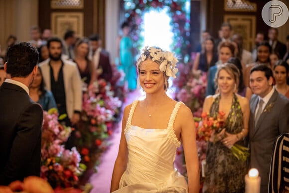 Vestido de noiva de Graça da novela 'Terra e Paixão' é feito em tecido acetinado.