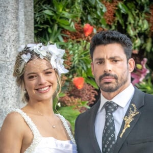 Vestido de noiva de Graça na novela 'Terra e Paixão' é um modelo clássico com elementos do estilo moderno.