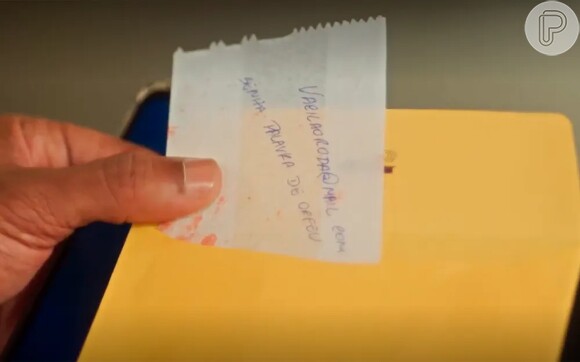 Ben (Samuel de Assis) receberá um envelope sujo de sangue com um e-mail e uma senha anotados. O responsável pelo envio é Orfeu (Jonathan Haagensen)