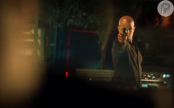 Orfeu (Jonathan Haagensen) vai atirar contra o vilão, após conseguir uma arma, quando Theo estiver saindo do restaurante acompanhado de Érika (Letícia Salles ).