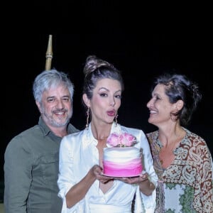 Anajú Dorigon completou 29 anos com festa em praia do Rio de Janeiro